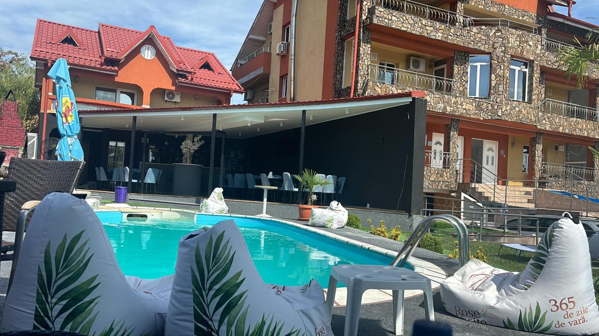 Hypnotic Villa Питешти Экстерьер фото